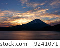 黎明時分的富士山 9241071