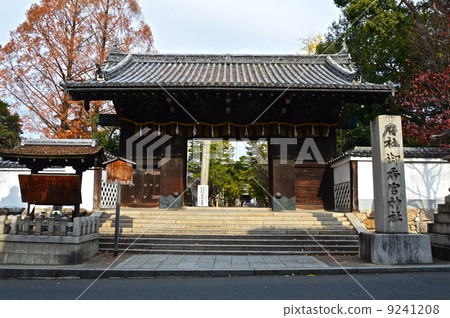 "Front gate (Omote gate of Fushimi castle)" of Important Cultural Property · Okonomiya Shrine (Kyoto City Fushimi-ku Mikado-mae Mae Town) 9241208