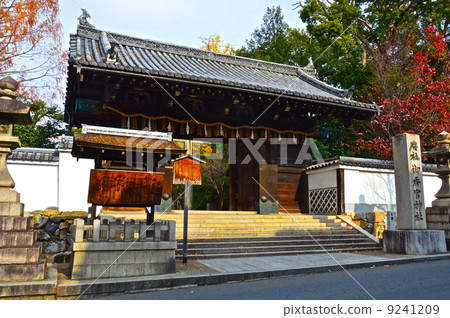 "Front gate (Omote gate of Fushimi castle)" of Important Cultural Property · Okonomiya Shrine (Kyoto City Fushimi-ku Mikado-mae Mae Town) 9241209