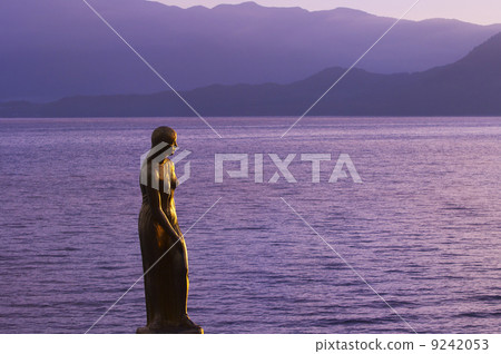 早晨太陽照亮的Tatsuko雕象 9242053