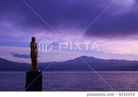 Tatsuko statue illuminated by the morning sun 9242054