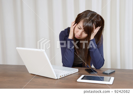 A young lady who does not know how to use IT equipment 9242082