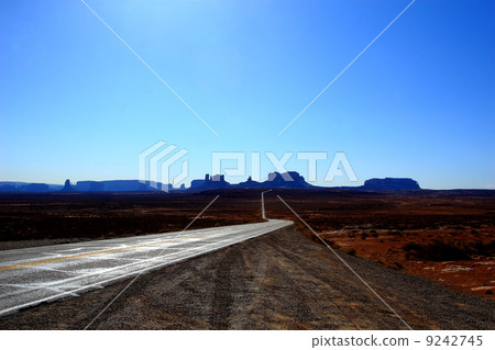 Route 163 One road that leads to Monument Valley 9242745