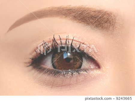 Eye with color contact 9243665
