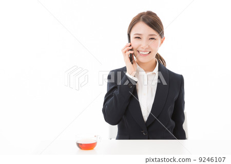 Women who make a phone call 9246107