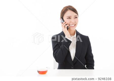 Women who make a phone call 9246108