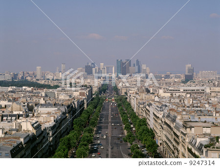 從凱旋門看到的防禦方向的街道 9247314