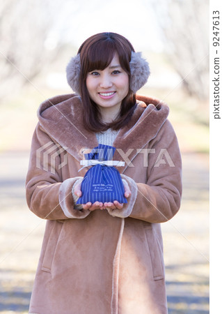 A woman giving a gift 9247613