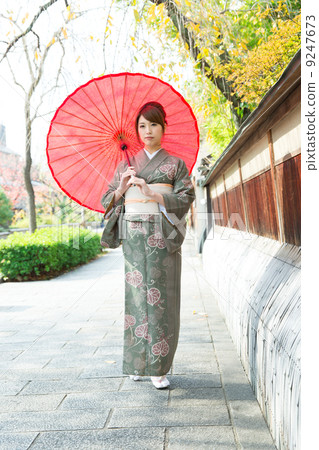和服的一名婦女在京都 9247673