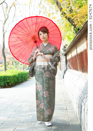 和服的一名婦女在京都 9247674