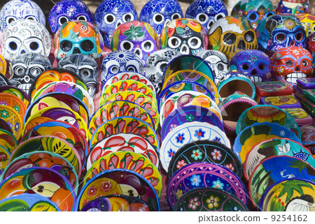 Mexico. .Souvenir bench. .Plate and mask. Mexico. .Souvenir bench. .Plate and mask. 9254162