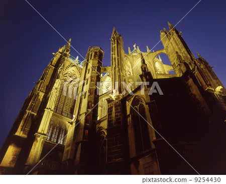 桑特蒂安大教堂在晚上 9254430