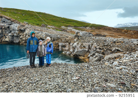 Family near reservoir Storglomvatnet (Meloy, Norge) 9255951