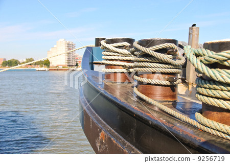 Bow of the ship rope moored to the pier 9256719