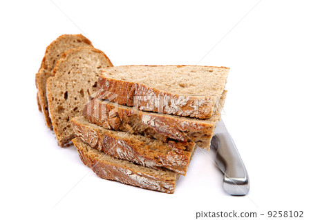Sliced ​​rye bread and knife. 9258102