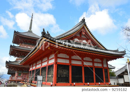 "Mie tower (Oku)" and "Kyodo (foreground)" (Kyoto city Higashiyama Ward Shimizu) of Kiyomizudera "Mie tower (Oku)" and "Kyodo (foreground)" (Kyoto city Higashiyama Ward Shimizu) of Kiyomizudera 9259182