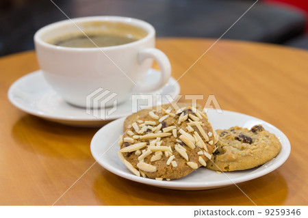 Black coffee with cookies on table 9259346