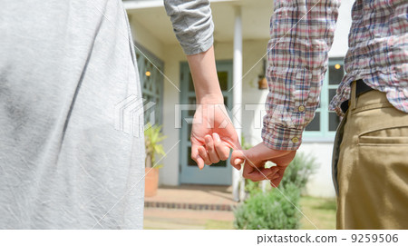 一對夫婦用一根小指連接 9259506