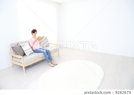 讀一本書的女人 9262679
