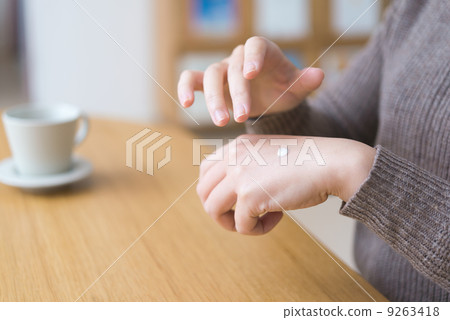 Women painting hand cream 9263418