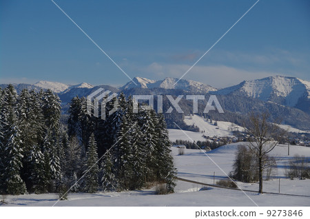 Winter mountains on a bright sunny day Winter mountains on a bright sunny day 9273846