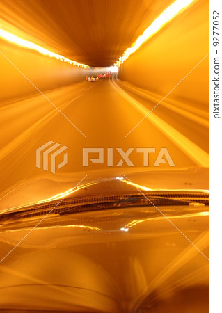 Tunnel motion blur 9277052