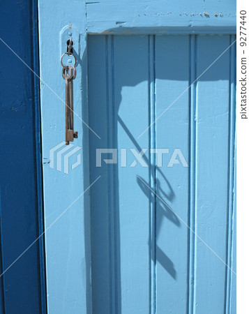 blue door key 9277440