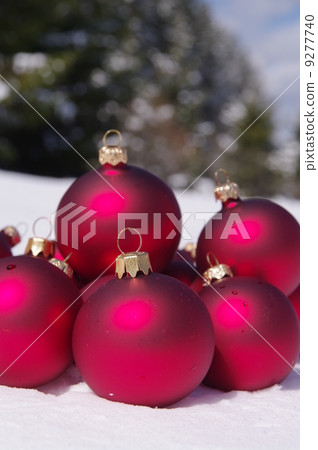 many red baubles 9277740