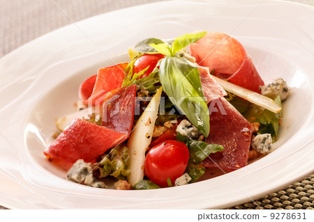 salad with bacon 9278631