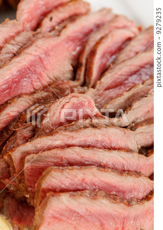 roasted beef with vegetables 9279235