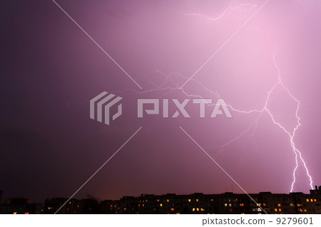 lightning over big city 9279601