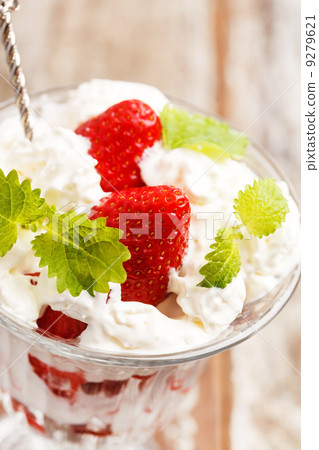 strawberries with cream 9279621