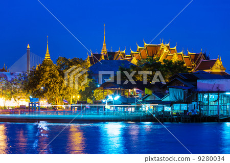 Bangkok temple at night 9280034