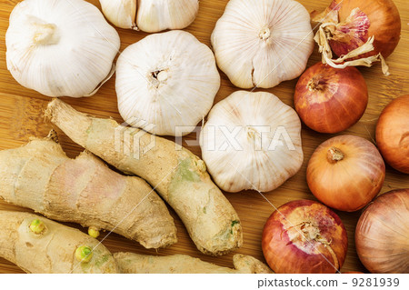 Heap of ginger, garlic and allium ascalonicum Heap of ginger, garlic and allium ascalonicum 9281939