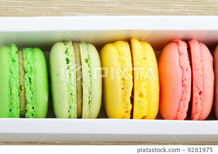 macaroons in box 9281975
