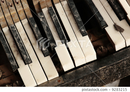 broken piano keyboard 9283215