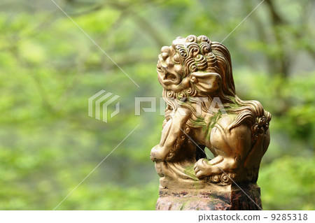 Chinese dragon statue 9285318