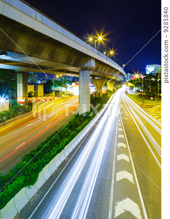 Busy traffic on highway at night 9285840