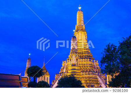 Wat Arun in Bangkok at night 9286100