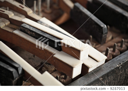 Broken piano keys 9287013