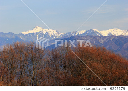 在南阿爾卑斯山的Shiomi-dake和Ogawachi-dake 在南阿爾卑斯山的Shiomi-dake和Ogawachi-dake 9295179