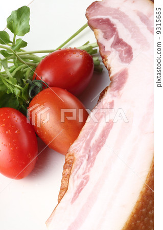 Up bacon and tomatoes 9315685
