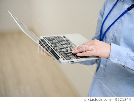 有筆記型電腦的女人 有筆記型電腦的女人 9321844