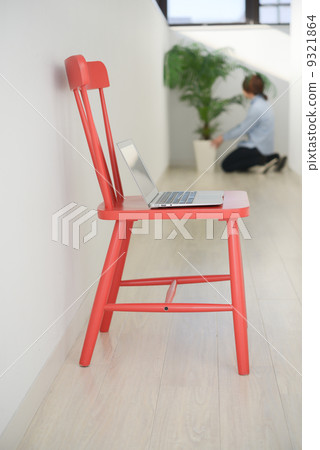 便攜式計算機和椅子 9321864