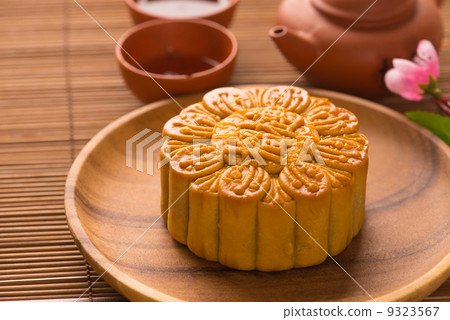 Mooncake and tea,Chinese mid autumn festival food. 9323567