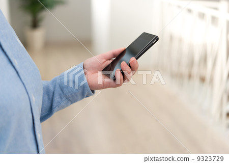 操作智能手機的婦女 9323729