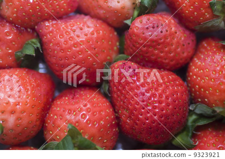 basket full of strawberries 9323921