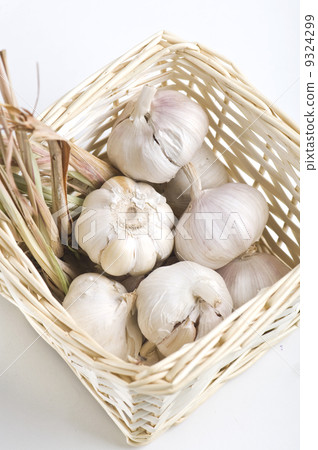 garlic and dried lemon grass inside a basket garlic and dried lemon grass inside a basket 9324299