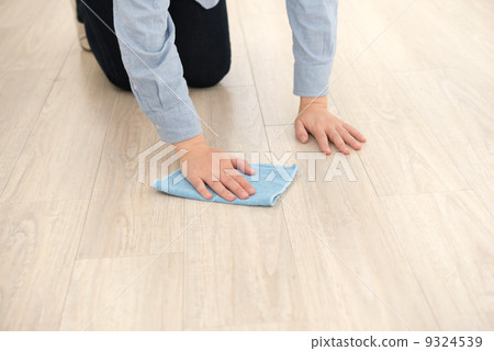 Cleaning the floor Cleaning the floor 9324539