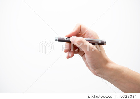 有激光尖的男性手 9325084